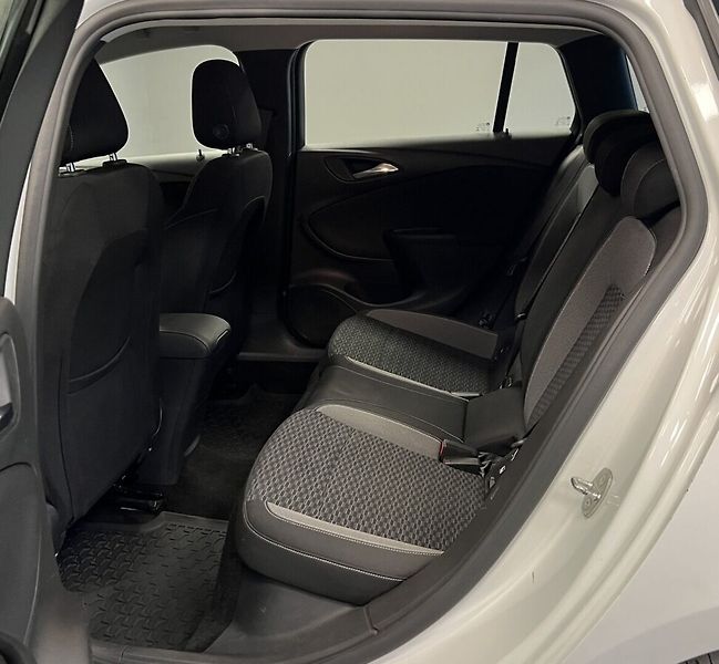 Opel Astra 1.2 ELEGANCE - fotka 9 z 15