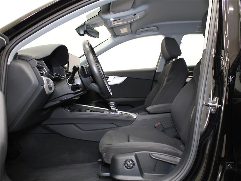 Audi A4 2,0 40TDi S-Line 56tkm. 1.maj. - fotka 6 z 22