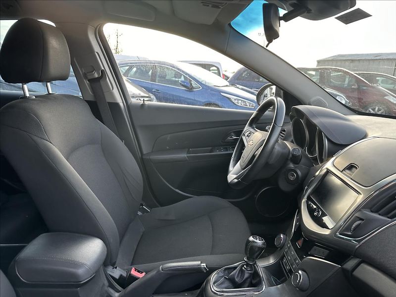 Chevrolet Cruze 1,7 6KVALT DIGIKLIMA +SADA ALU - fotka 19 z 21