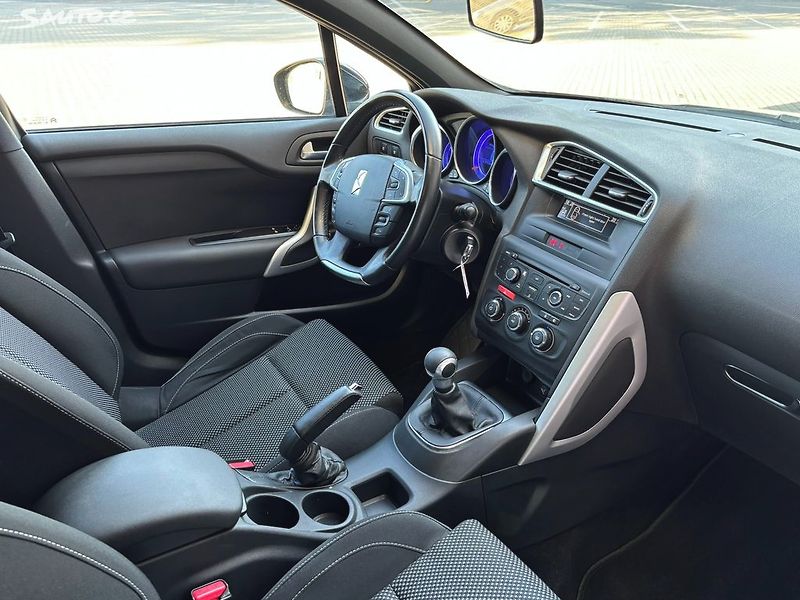 Citroën DS4 (2012) 1.6i, 88kw - fotka 9 z 18
