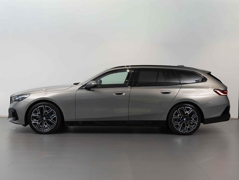 BMW Řada 5 540d xDrive Touring - fotka 2 z 6