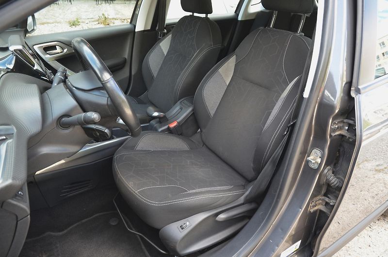 Peugeot 2008 (2017) 1.2 PT 60kW KLIMA / TAŽNÉ - fotka 10 z 28