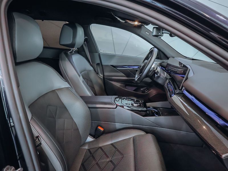 BMW Řada 5 550e xDrive M-sport Touring - fotka 30 z 34