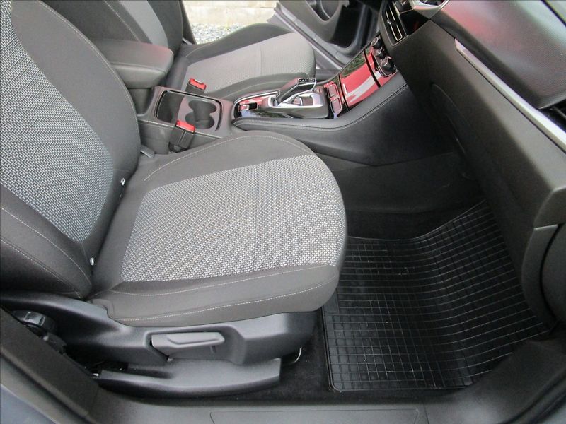 Opel Grandland 1.5CDTi 96kW AT8, aut. klima, - fotka 18 z 41