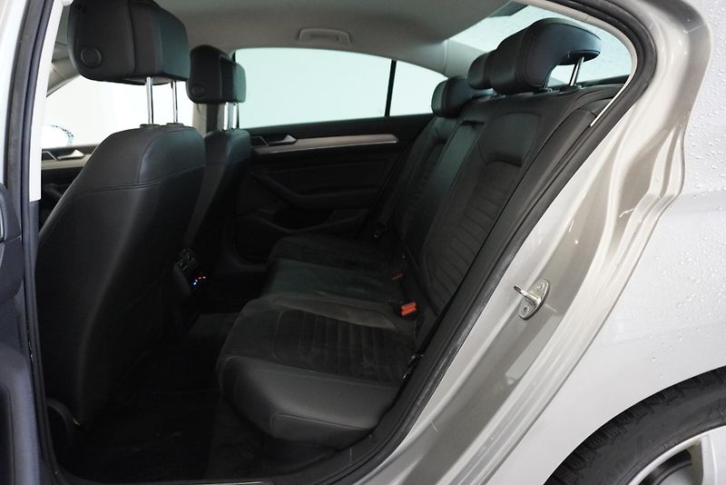 Volkswagen Passat 2.0TSi 165kW AUTOMAT - fotka 22 z 30