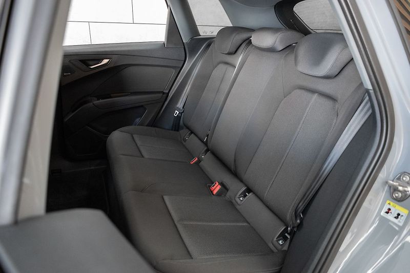 Audi Q4 e-tron 45*82kWH*QUATTRO*SoH92%*ČR 1.M - fotka 14 z 46