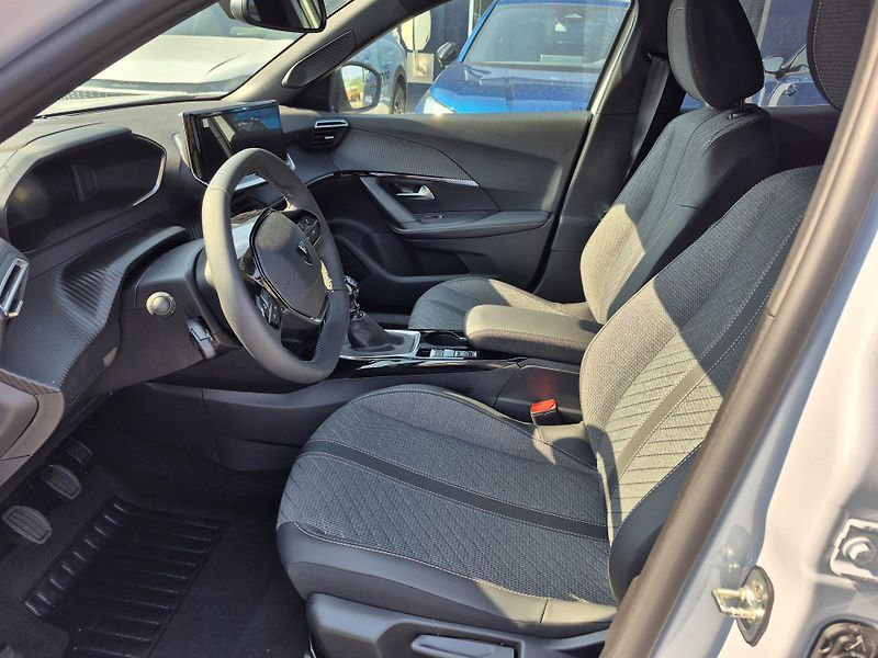 Peugeot 2008 (2026) ALLURE Turbo 100 MAN6 - fotka 8 z 23