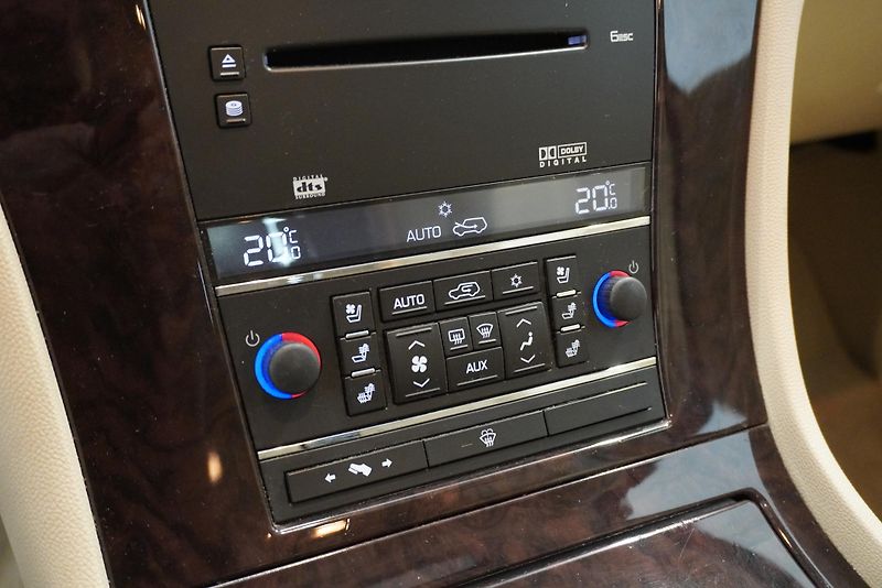 Cadillac Escalade 6,2I V8 4WD AUT. - fotka 16 z 32