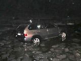 Terénní vůz BMW X5 skončil na dně lipenského jezera, když se pod ním prolomil led.