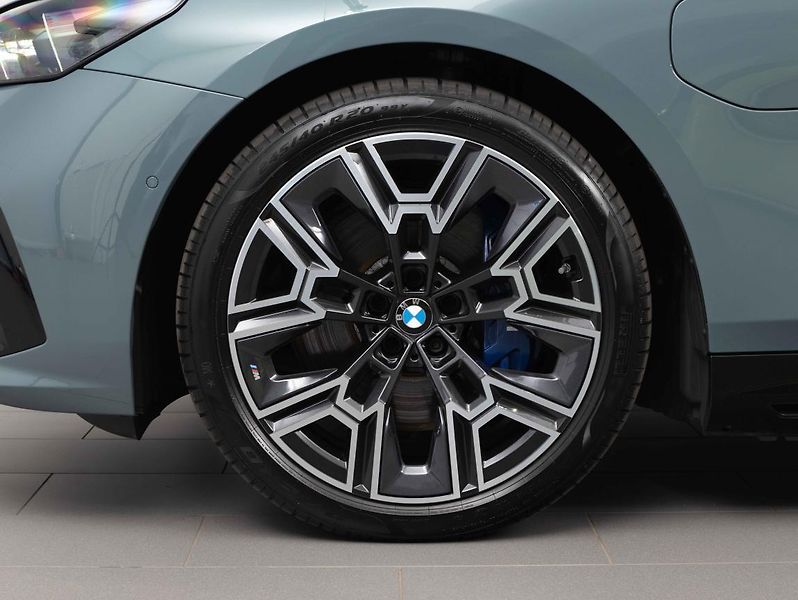 BMW Řada 5 550e xDrive - fotka 6 z 23