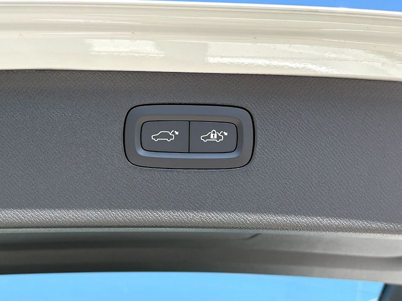 Volvo XC90 Plus Bright B5 184kW - fotka 20 z 25