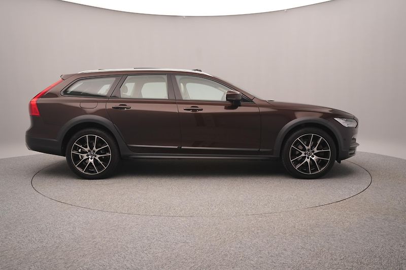 Volvo V90 CC D5 AWD POLESTAR REZERVACE - fotka 11 z 42