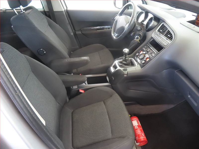 Peugeot 5008 (2011) 1.6 HDi, Navi, Tempomat - fotka 9 z 14