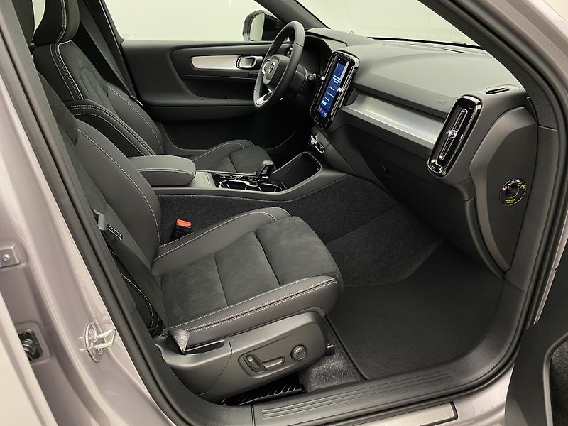 Volvo XC40 (2026) B4 AUT DARK PLUS - fotka 22 z 54