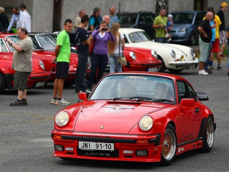 PORSCHE MNOHA PODOB A BAREV. Automobily Porsche přilákaly na výstaviště stovky lidí, kteří obdivovali jejich rozmanitost a nádheru. Pro mnohé z nich je tahle značka srdeční záležitostí.