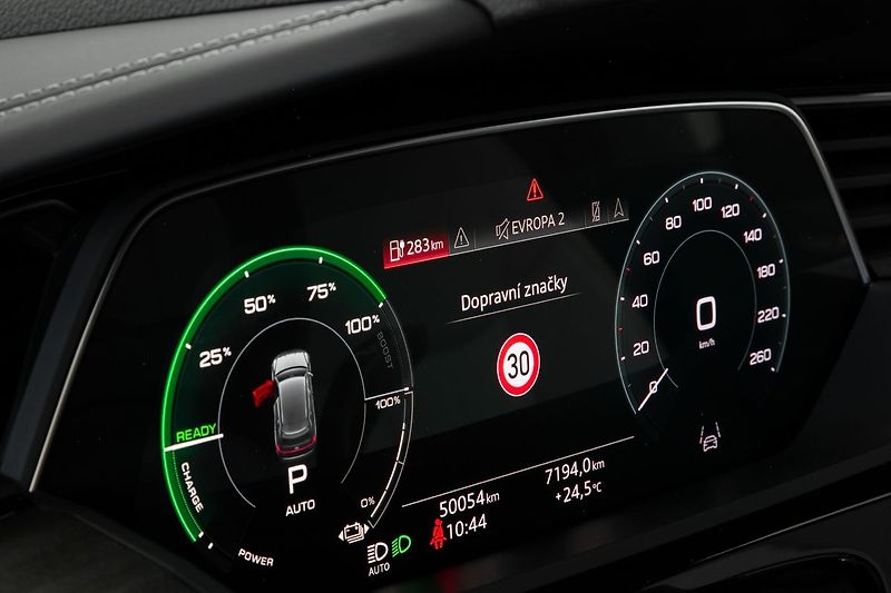 Audi e-tron 55 300kW Matrix Softclose HUD - fotka 41 z 44