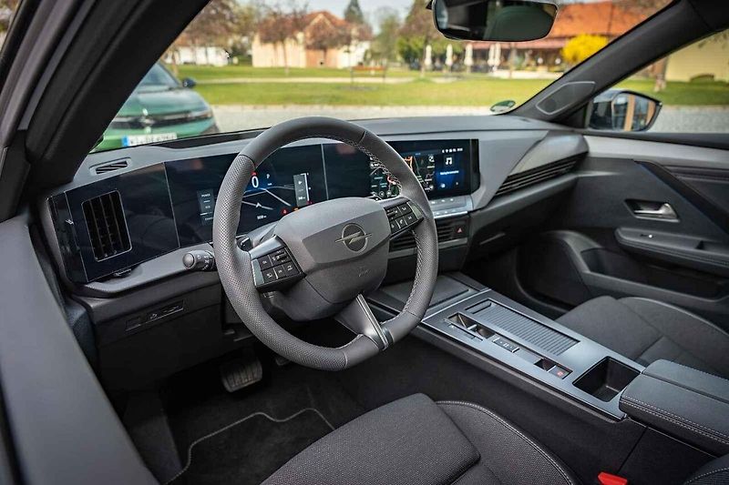 Opel Astra v modernizované podobě jsme projeli po středočeských vozovkách.