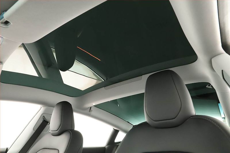 Tesla Model 3 (2024) Standard Range LFP, SoH 96% - fotka 9 z 19