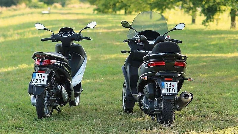 Piaggio MP3 500ie Sport LT (vlevo) a Piaggio Medley 125ie.
