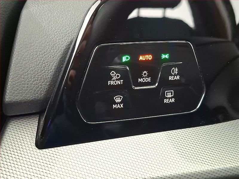 Volkswagen Golf (2024) 1.5 eTSI - fotka 20 z 22