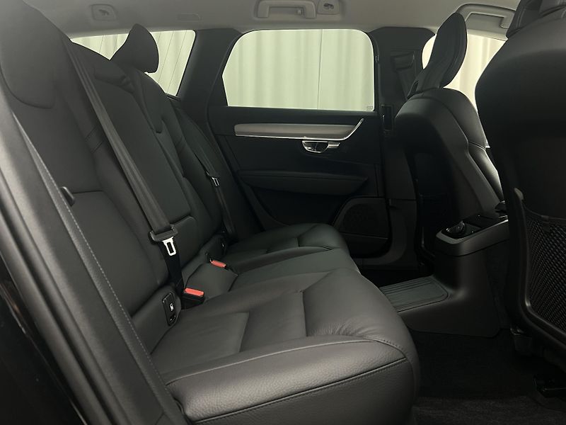 Volvo V90 T6 AWD DARK PLUS AUT - fotka 21 z 47