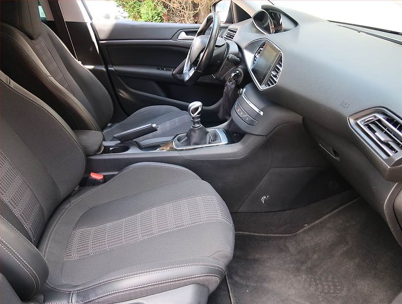 Peugeot 308 (2018) Active Pack 1.2 PureTech - fotka 9 z 17