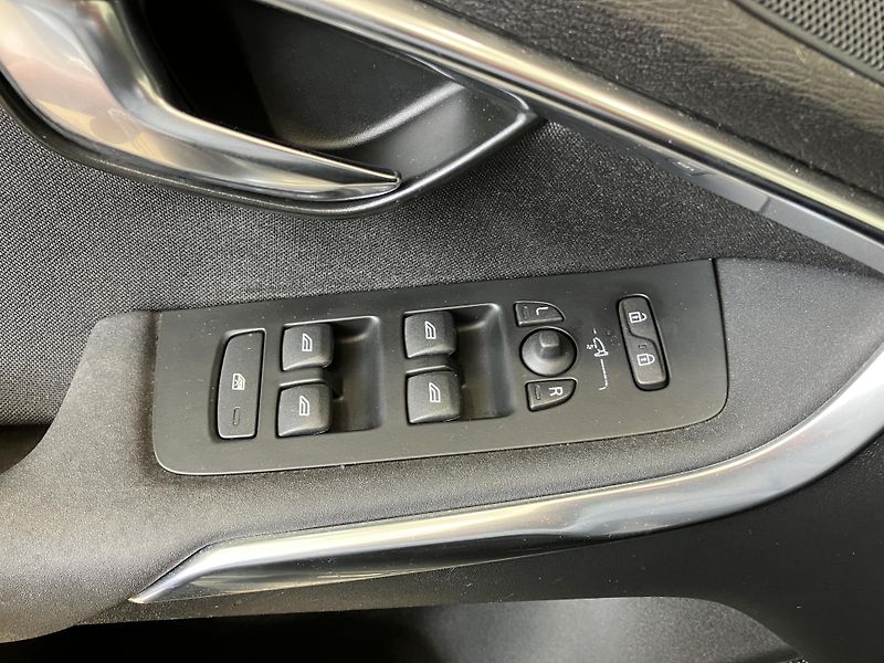 Volvo V40 T3 FWD Momentum MT6 - fotka 17 z 40