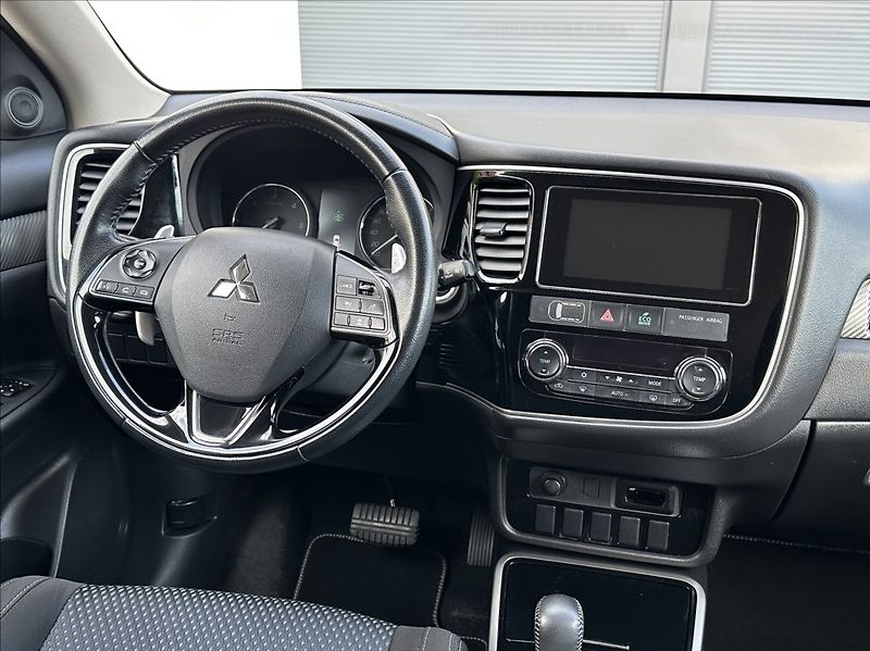 Mitsubishi Outlander 2,2 DI-D 150PS  Intense+ -7 4x - fotka 24 z 53
