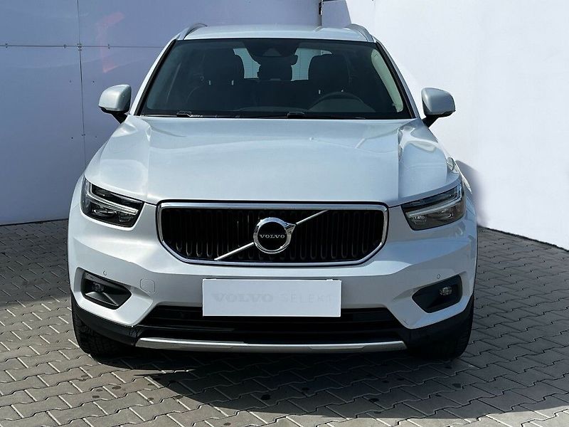 Volvo XC40 Momentum Pro T3 FWD 120kW - fotka 2 z 23