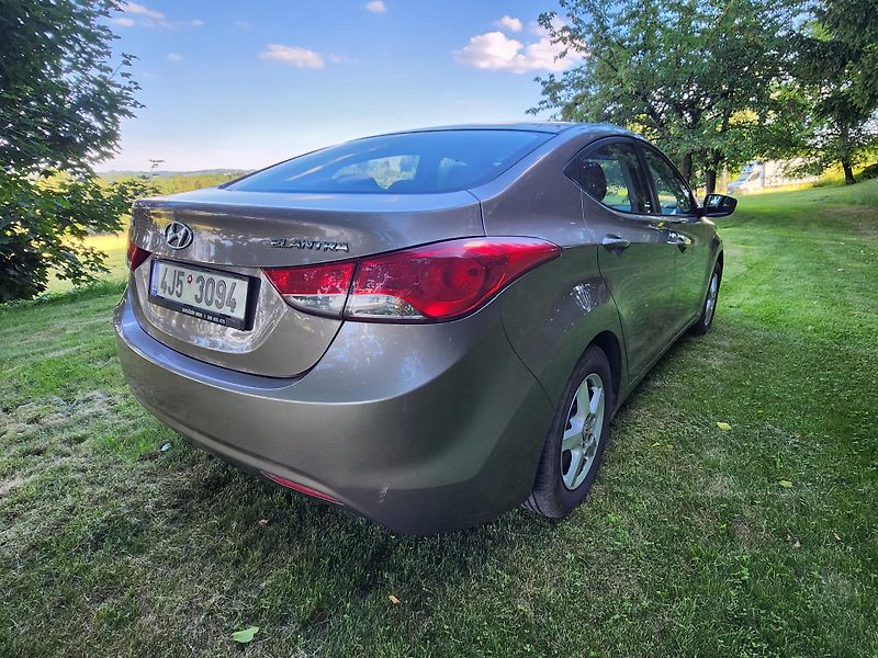 Hyundai Elantra (2012) Comfort 1,6/97kW - fotka 4 z 13