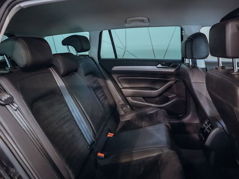 Volkswagen Passat 2.0TDI DSG R-Line 140kW 4M - fotka 22 z 27