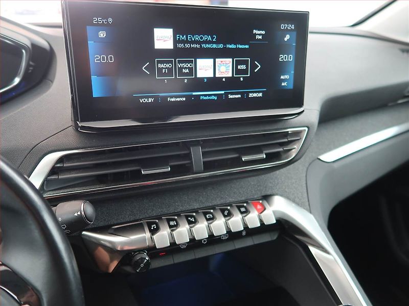 Peugeot 3008 (2022) Allure Pack 1.2 PureTech - fotka 12 z 21