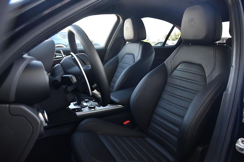 Alfa Romeo Giulia 2,0 VELOCE 16V 206kW AT8-Q4 - fotka 11 z 54