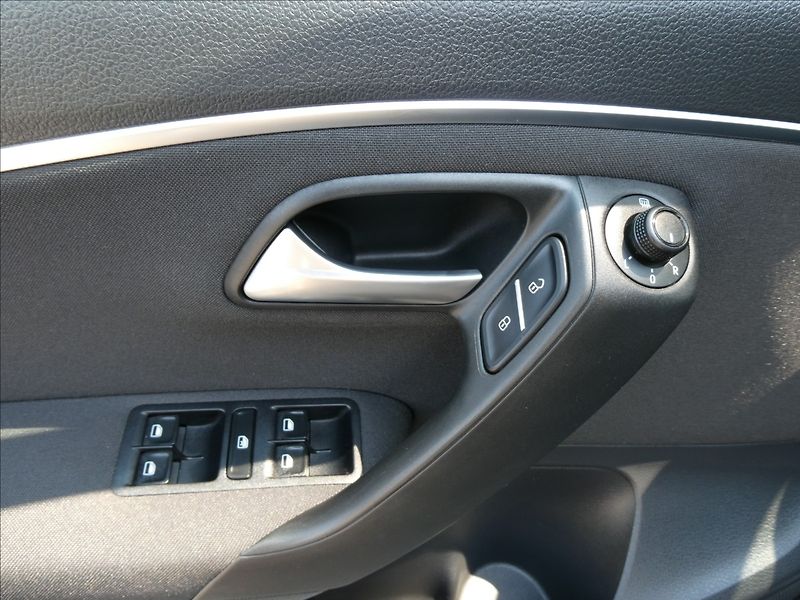 Volkswagen Polo 1,2 TSi 66kW serviska, 2x kola - fotka 33 z 50