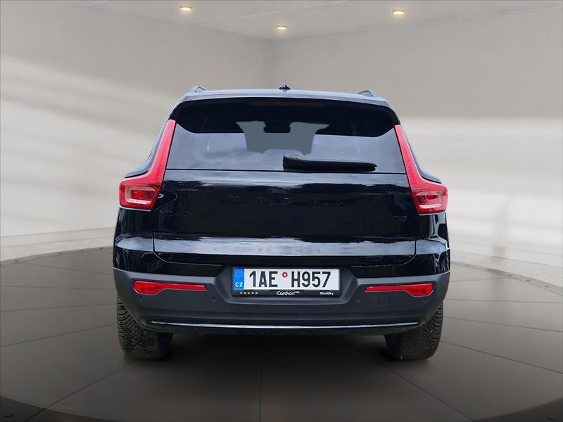Volvo XC40 2,0 B4 Plus Black Edition AT - fotka 4 z 11
