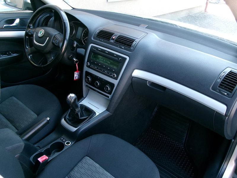 Škoda Octavia (2010) 2,0TDI 8V KLIMA VÝHŘEV TAŽNÉ - fotka 22 z 24