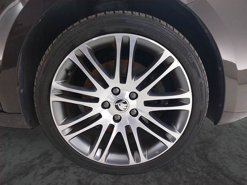Škoda Superb (2015) Comfort 2.0 TDI, Navi, Xenony - fotka 15 z 21