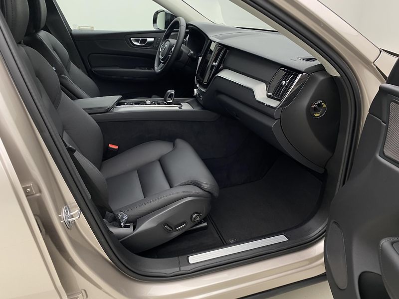 Volvo XC60 B4 AWD PLUS DARK AUT CZ 1.maj - fotka 23 z 57