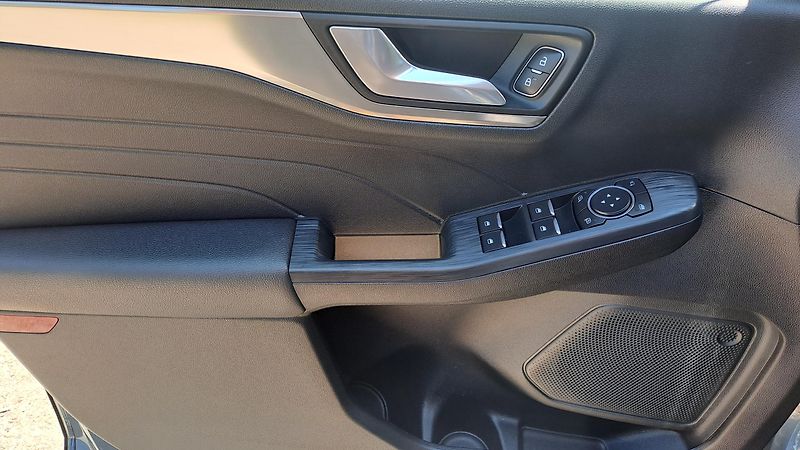 Ford Kuga 2.0 EcoBlue AWD Titanium X - fotka 21 z 33