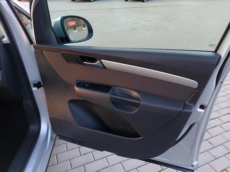 Volkswagen Sharan 2,0 TDI,7MÍST,SERVISKA,VÝHŘEV - fotka 25 z 46