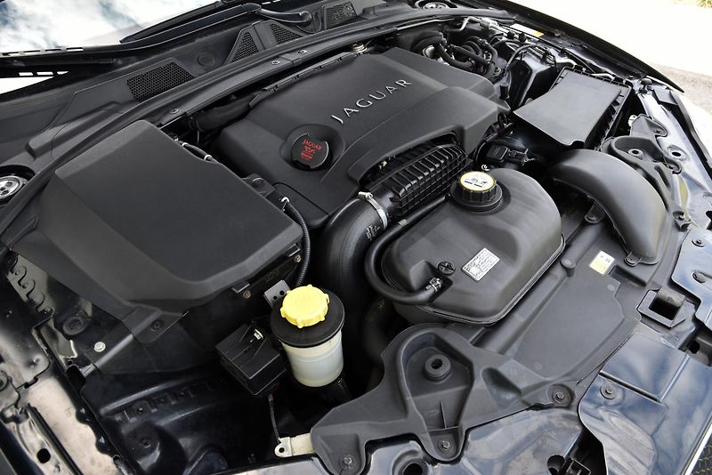 Jaguar XF 3.0 V6 S 202 kW A/T,XENON,NAVI - fotka 46 z 48