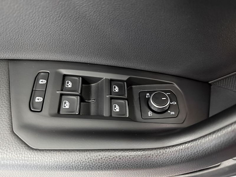 Volkswagen Touareg 4.0TDI V8 R-LINE 4MOTION, BLAC - fotka 24 z 29