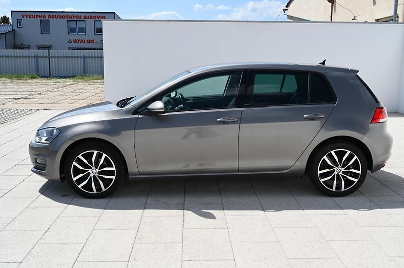 Volkswagen Golf 1.2TSI 81KW BMT rezervace - fotka 8 z 46