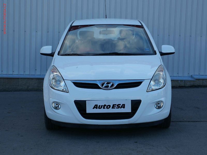 Hyundai i20 (2010) 1.6 i, 2.maj,ČR, STK9/28 - fotka 2 z 17