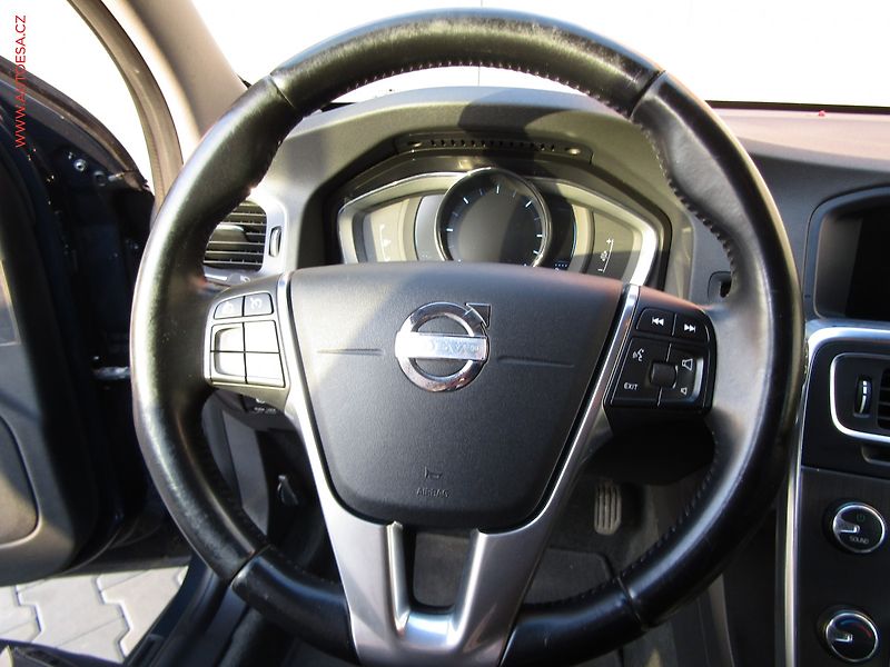 Volvo V60 (2014) 2.0 D, ČR, AC, TZ, park.asist - fotka 13 z 19