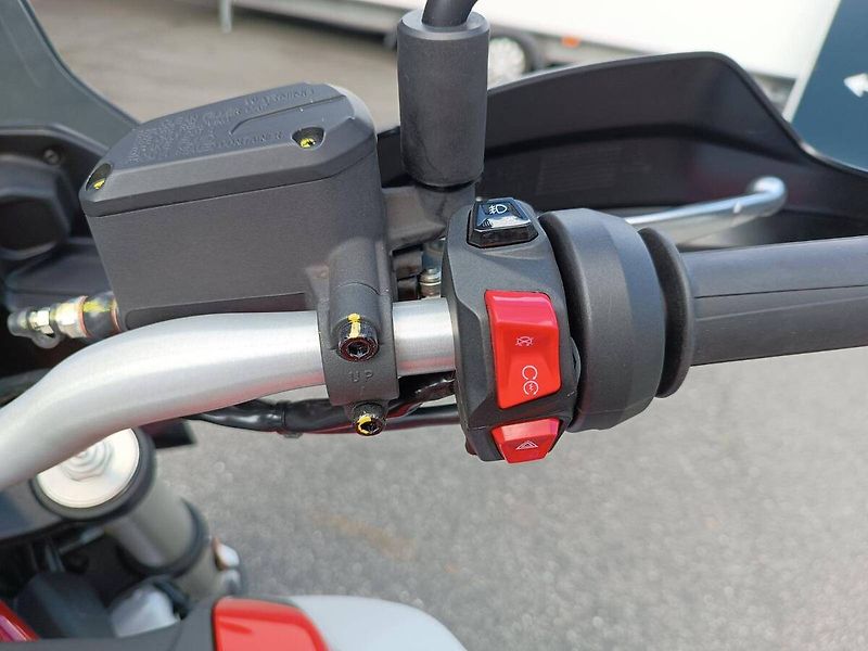 Moto Guzzi V 85 TT (2026) Rosso Fuji - fotka 12 z 13
