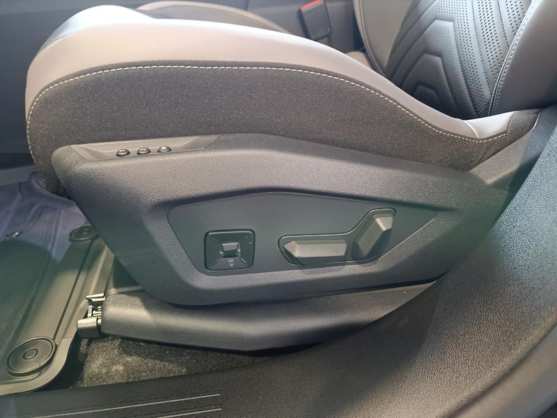 Jeep Compass (2026) 1,6 Plug-in Hybrid 225k  Summi - fotka 13 z 18