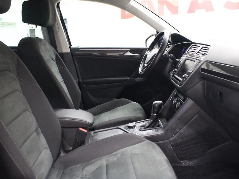 Volkswagen Tiguan 2,0 TDI Highline 4Motion DSG - fotka 12 z 39
