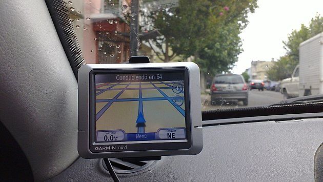 Přenosná navigace umístěná na skle musí být vždy mimo hlavní zorné pole řidiče. Při špatném uchycení může zhoršit výhled a stát se důvodem k pokutě., zdroj: Humberto Möckel/Wikimedia CC BY 3.0