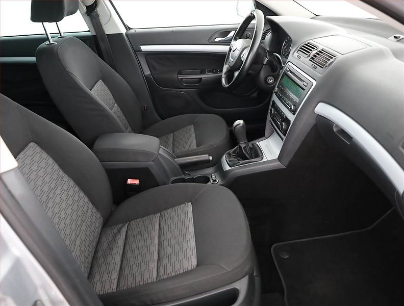 Škoda Octavia (2011) 1.6 TDI, nová STK, jezdí dobře - fotka 7 z 13